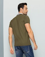Camiseta tipo polo con botones funcionales  y cuello y mangas tejidos